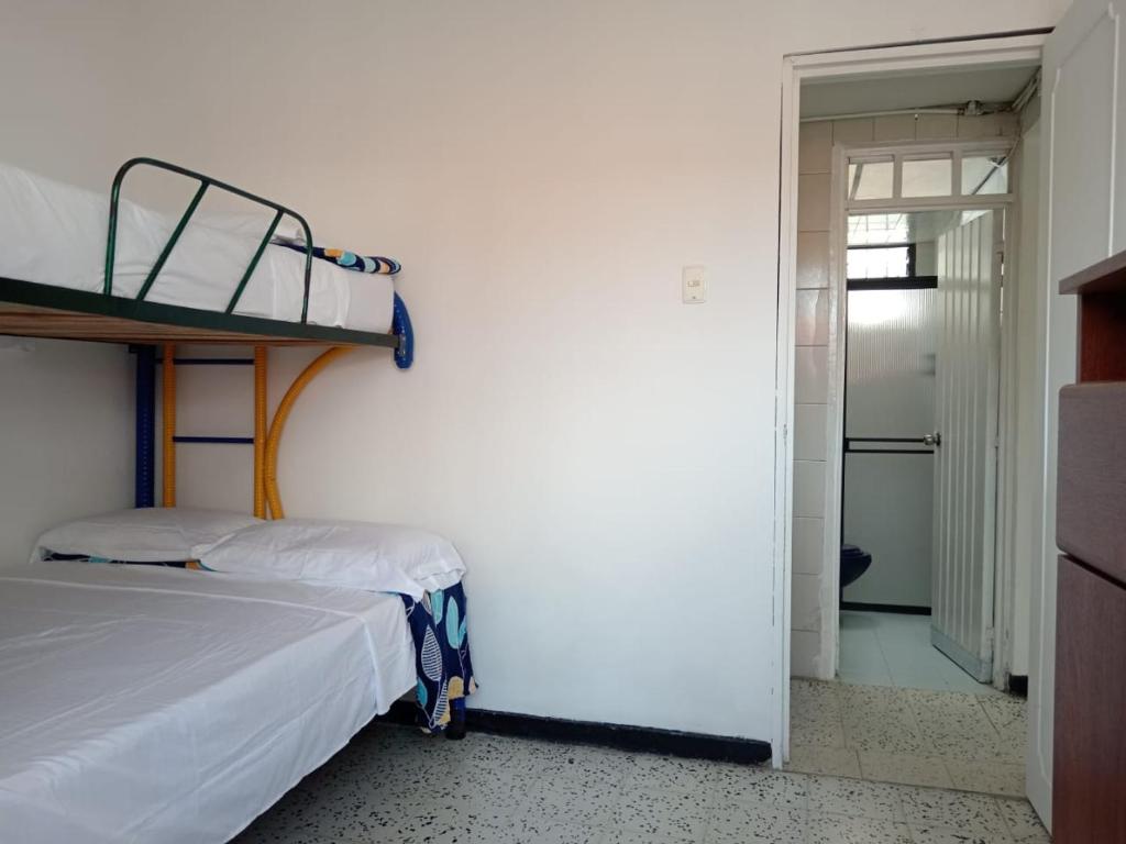 Postel nebo postele na pokoji v ubytování Casa familiar cerca a Parque Metropolitano del Café, Aeropuerto, Terminal de Transporte, Villa Olímpica, Estadio, Expofuturo