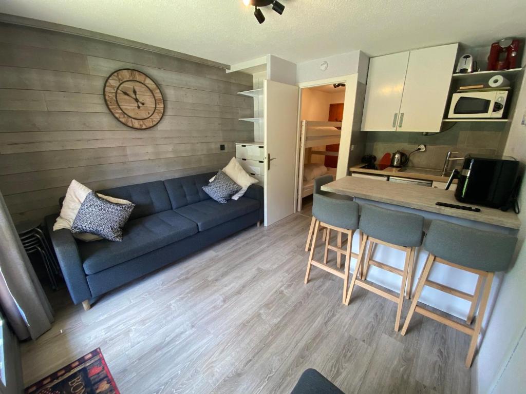 un salon avec un canapé bleu et une cuisine dans l'établissement Studio cosy proche télécabine et domaine skiable du Linga - FR-1-693-111, à Châtel