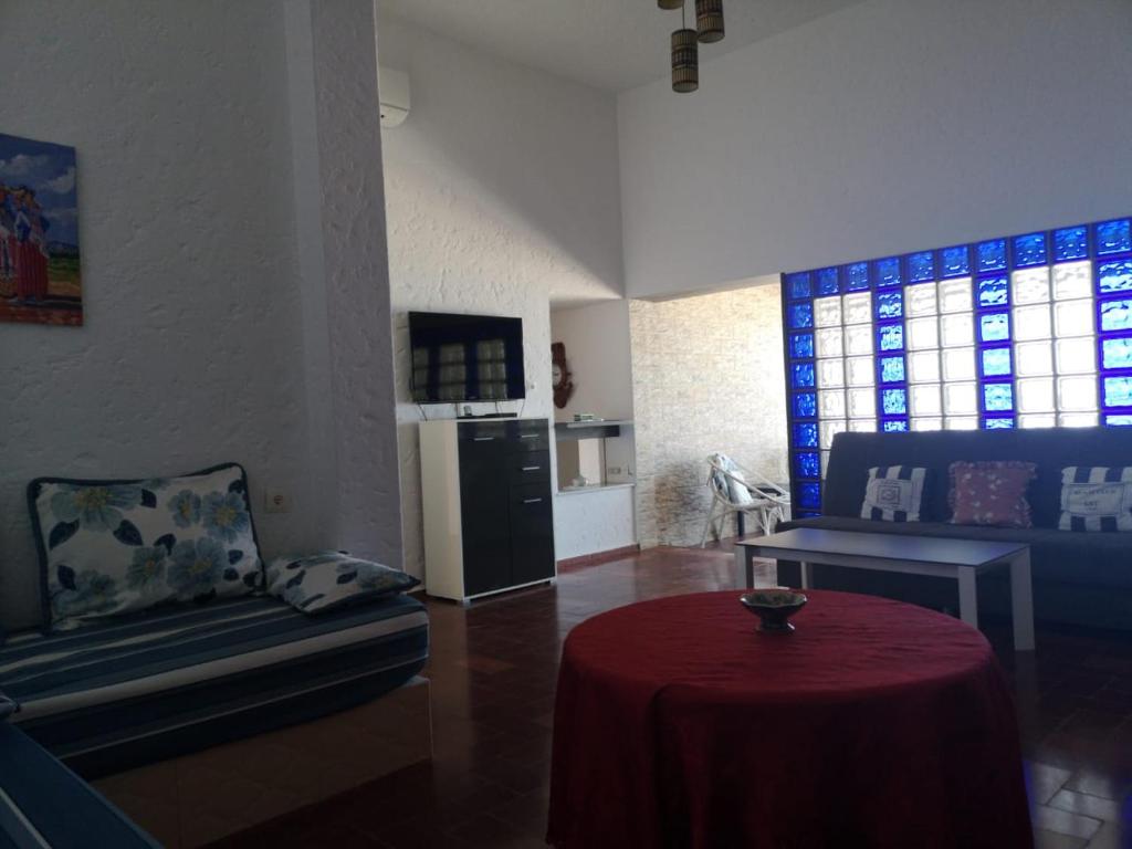 TV a/nebo společenská místnost v ubytování House with exceptional view of the Mediterranean