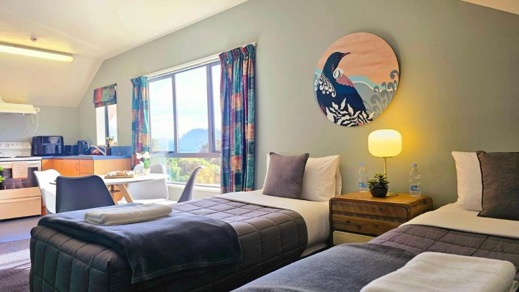 Voodi või voodid majutusasutuse Wild Kea Lodge Franz Josef toas