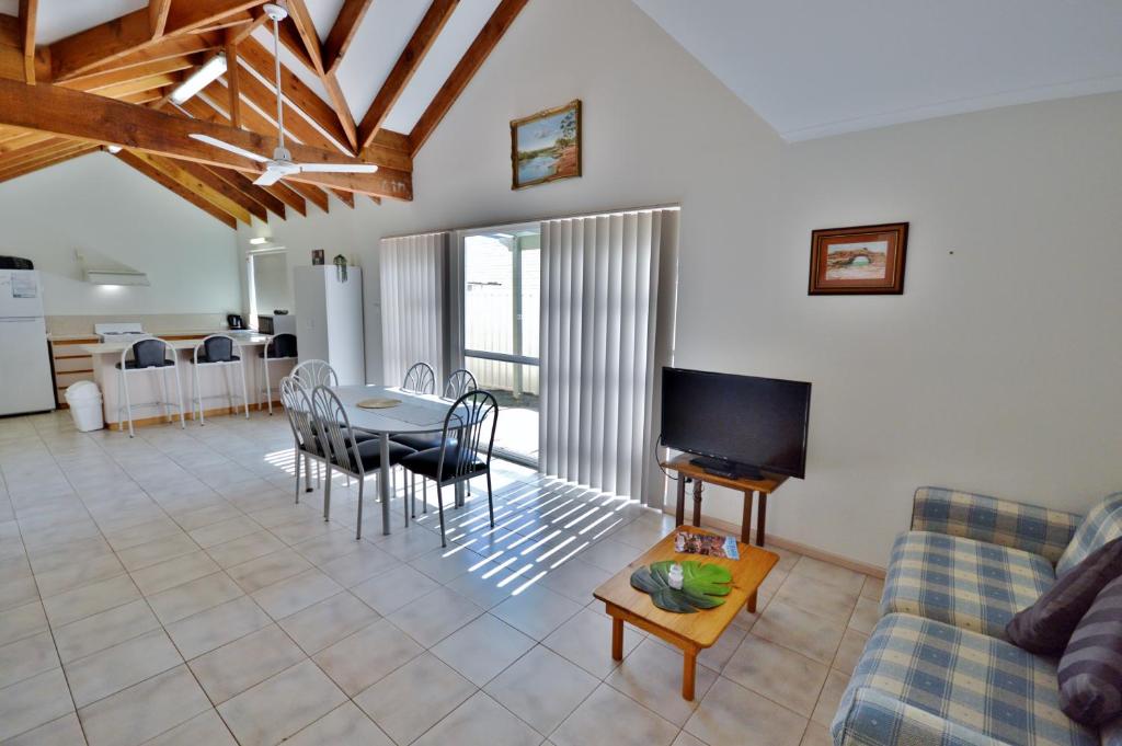 ein Wohnzimmer mit Sofa und Tisch in der Unterkunft Lorraine's Place - Kalbarri, WA in Kalbarri