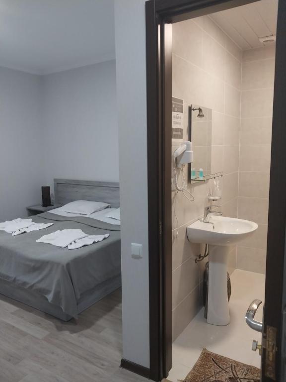 bagno con letto e lavandino di Hotel Beni a Akhaltsikhe