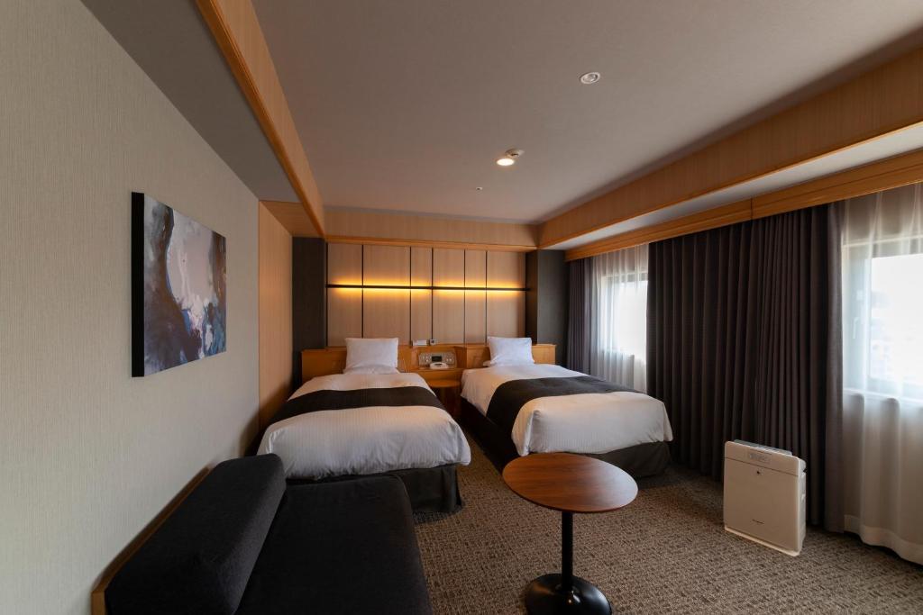 Postel nebo postele na pokoji v ubytování Sendai Kokusai Hotel