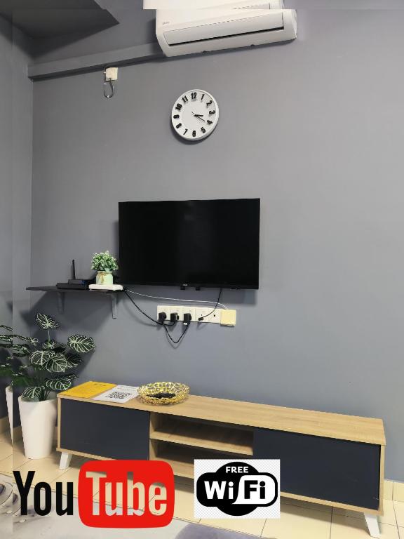 TV a/nebo společenská místnost v ubytování Homestay Adleya