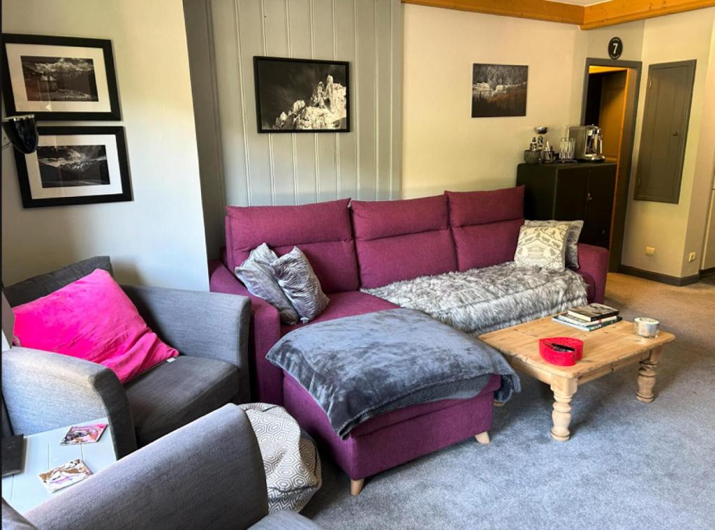un salon avec un canapé violet et une table dans l'établissement Résidence Les Arcs 1950 Le Village - maeva Home - Appartement 3 pièces 6 personnes - Exclusive MAE-0145, à Bourg-Saint-Maurice