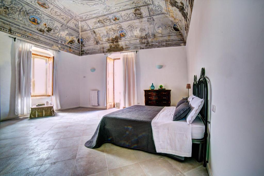 1 dormitorio con cama y techo artesonado en Donna Elena, en Vico del Gargano