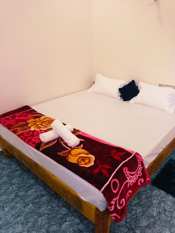 Postel nebo postele na pokoji v ubytování Hampi Anjana home stay