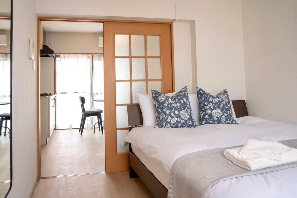 Posteľ alebo postele v izbe v ubytovaní 新宿一站5分钟-302-餐馆购物街-安静品质公寓-直达皇居秋叶原