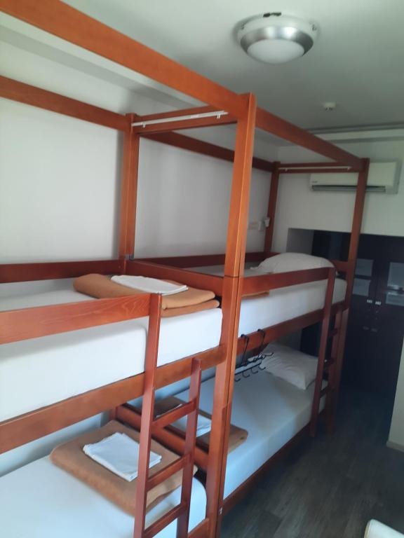Una cama o camas en una habitación de CENTRUM HOSTEL