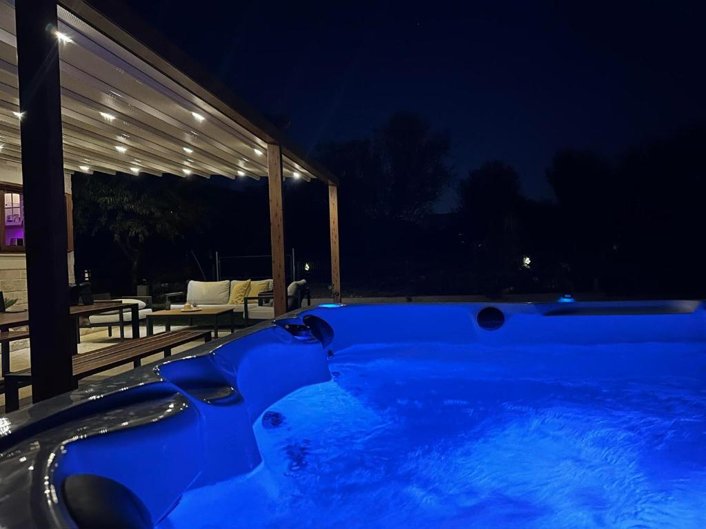 Mini Villa Marta - Private Retreat with Jacuzzi, 1000m2 Fenced Property, Garden, BBQ Lounge, 500Mbps, EV, near Split