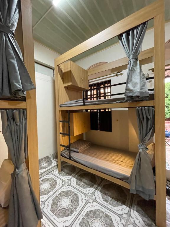 Letto a castello in camera con specchio di Downtown Backpacker Hostel a Ninh Binh