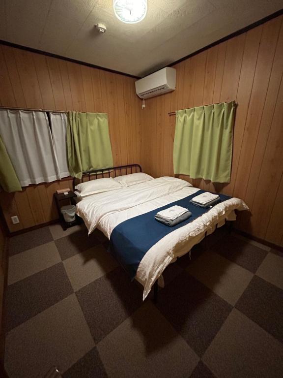 Postel nebo postele na pokoji v ubytování 高島市一棟貸切貸別荘グループファミリーok大人数でご利用だとお得連泊がお得