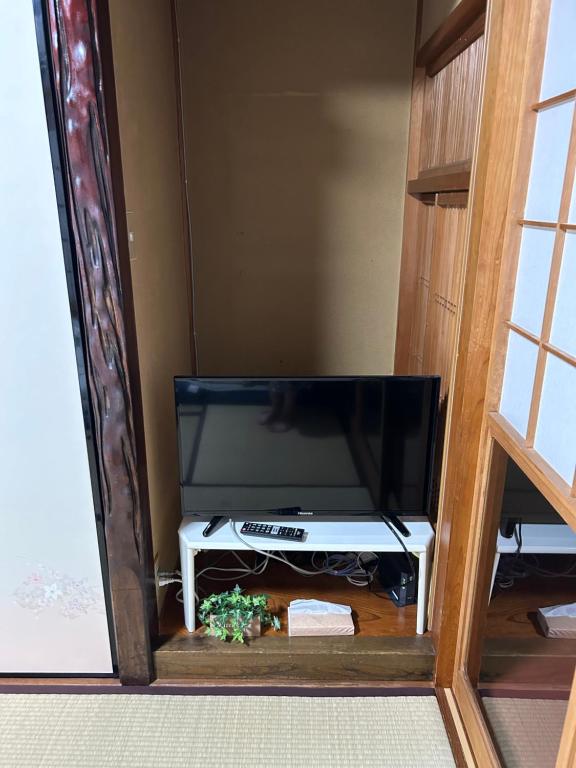 TV a/nebo společenská místnost v ubytování 高島市一棟貸切貸別荘グループファミリーok大人数でご利用だとお得連泊がお得