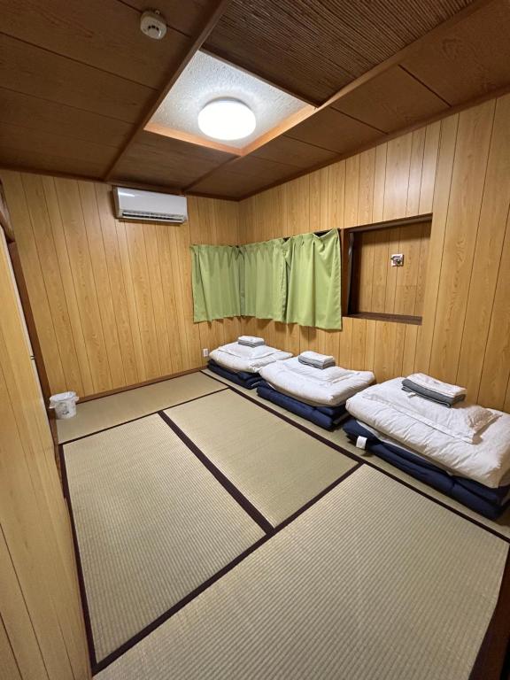 Postel nebo postele na pokoji v ubytování 高島市一棟貸切貸別荘グループファミリーok大人数でご利用だとお得連泊がお得