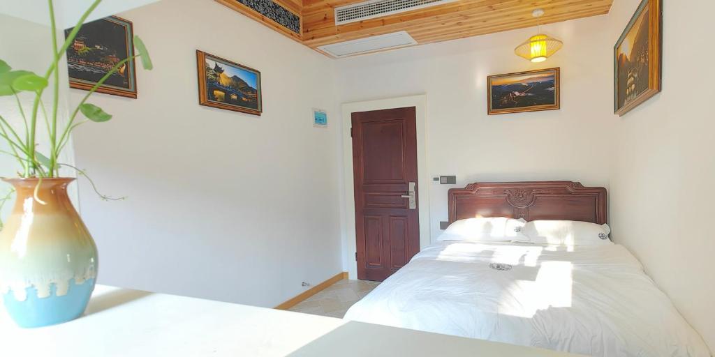 Postel nebo postele na pokoji v ubytování Dream in Fenghuang