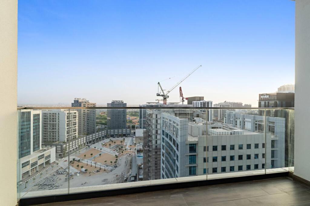 Vista generica su Dubai o vista sulla città dall'interno dell'appartamento