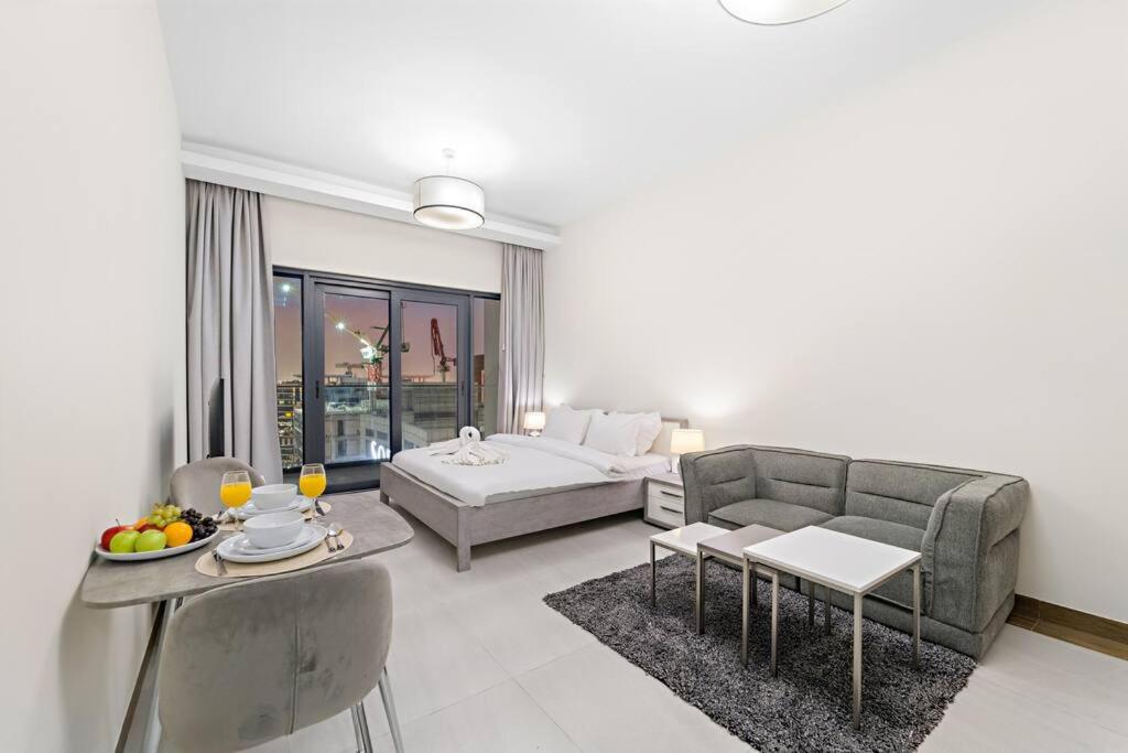 un soggiorno con divano e letto di FIRST CLASS Studio Rustic Charm in SOL BAY a Dubai