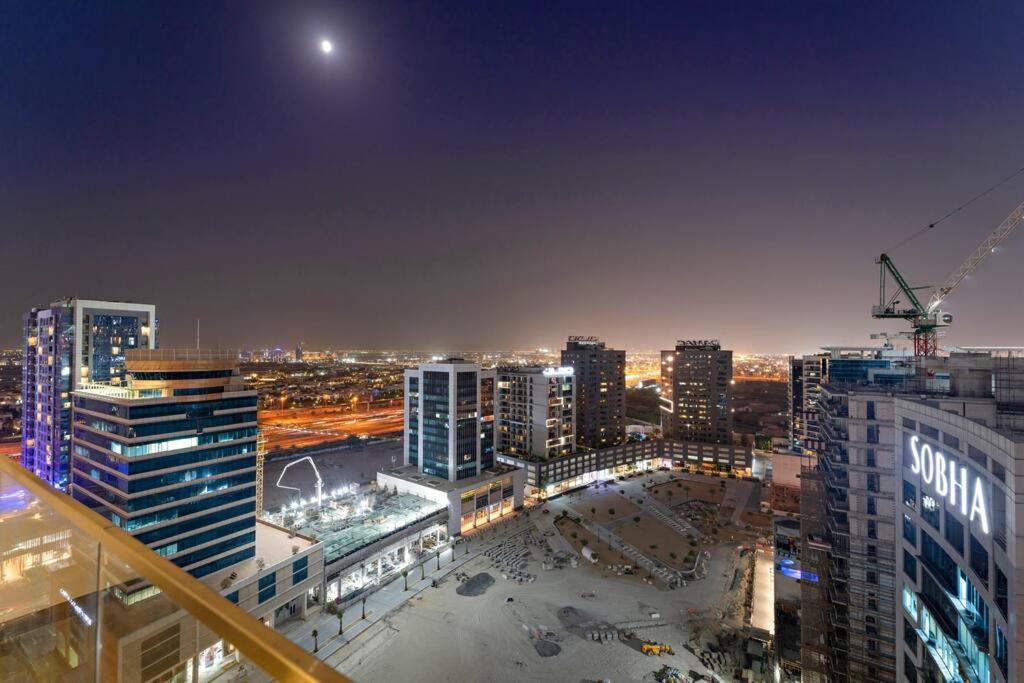 Vista generica su Dubai o vista sulla città dall'interno dell'appartamento