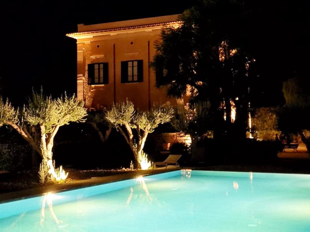 basen przed domem w nocy w obiekcie Villa Angelina - charming rooms & apartments w Trapani