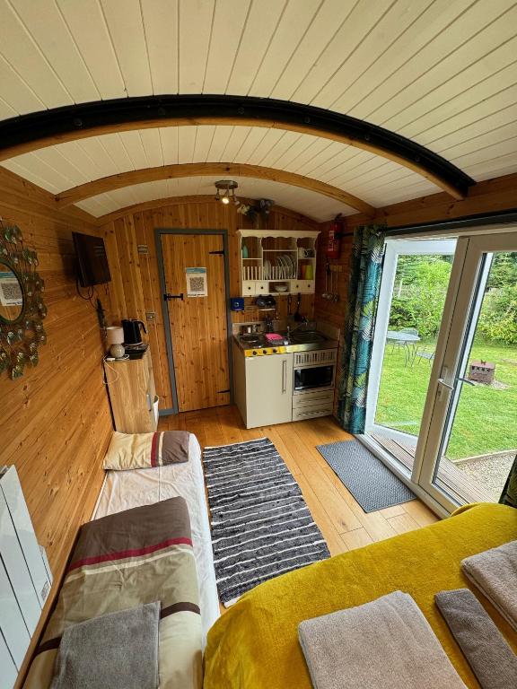 unique sheperds hut private hot tub, ensuite & kitchenette - One-Bedroom Apartment
