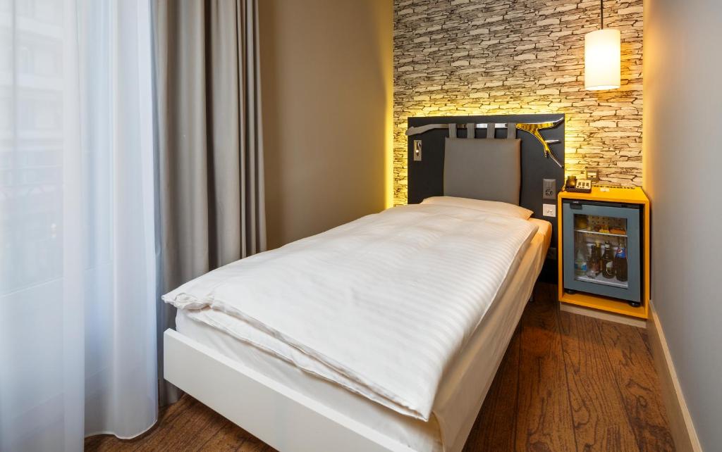 
Single Room with Street View
