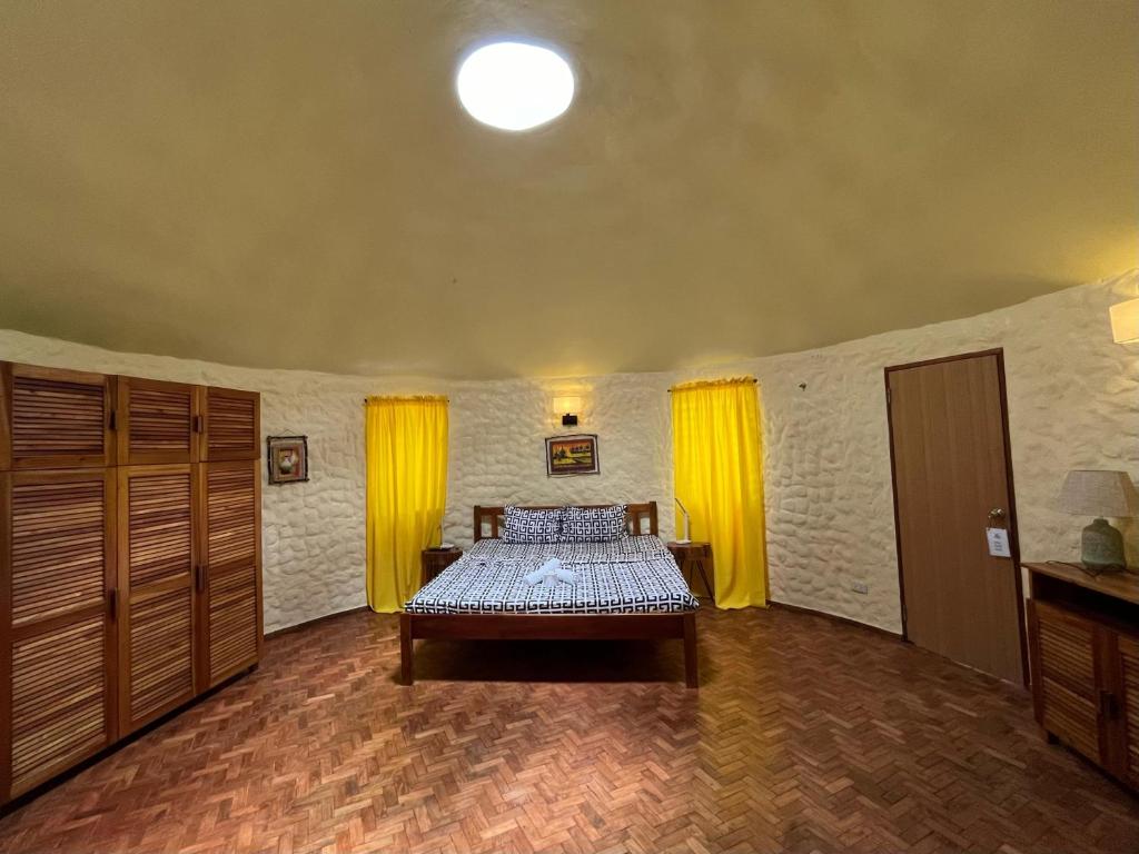 Postel nebo postele na pokoji v ubytování Midnite Inn