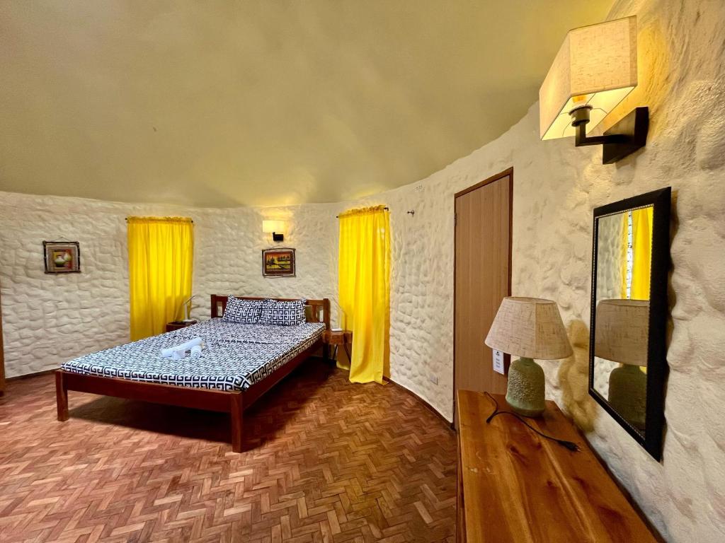 Postel nebo postele na pokoji v ubytování Midnite Inn