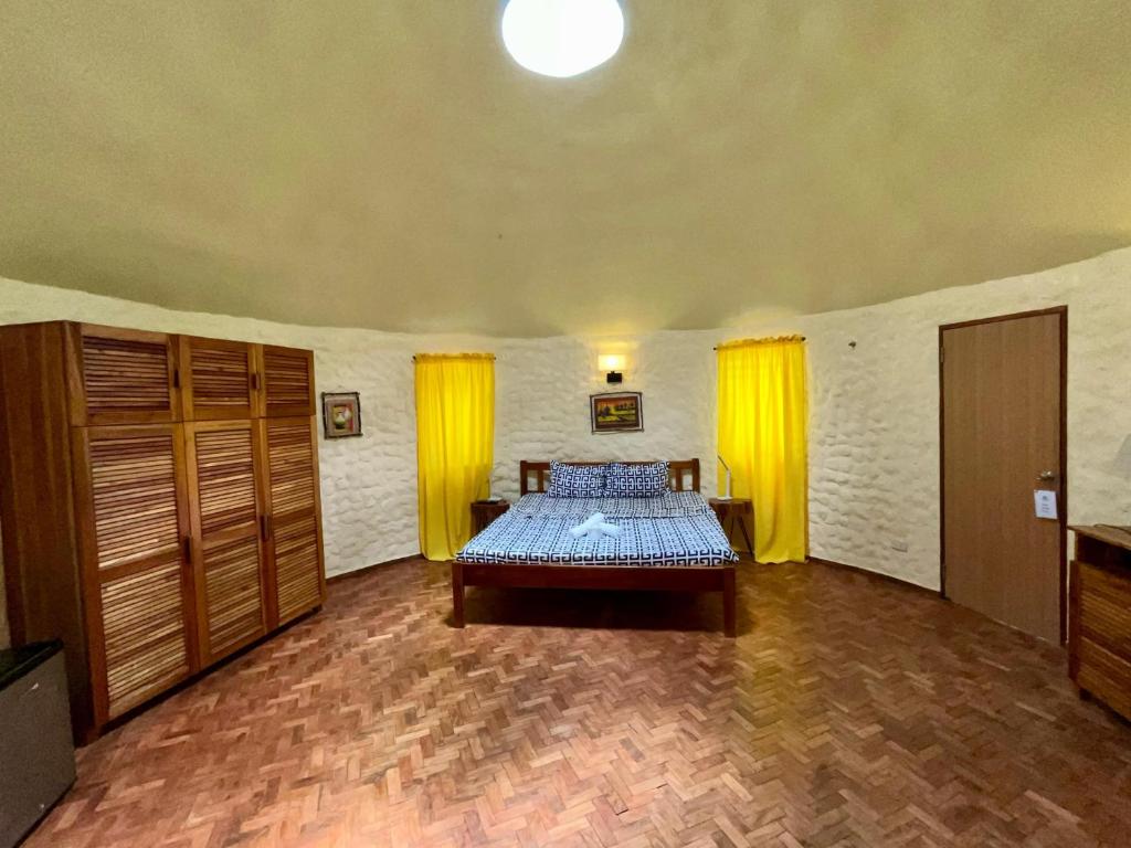 Postel nebo postele na pokoji v ubytování Midnite Inn