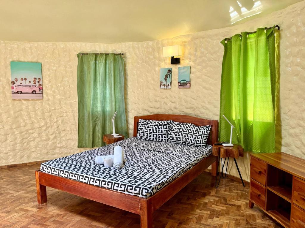 Postel nebo postele na pokoji v ubytování Midnite Inn
