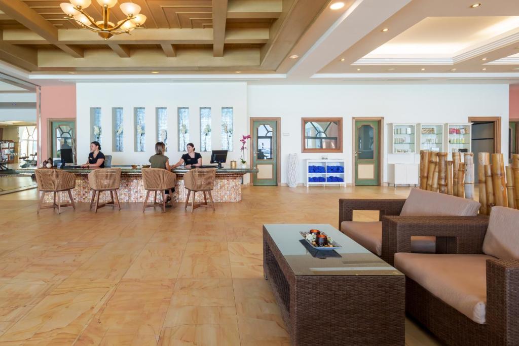 Hostia v ubytovaní Atrium Prestige Thalasso Spa Resort & Villas