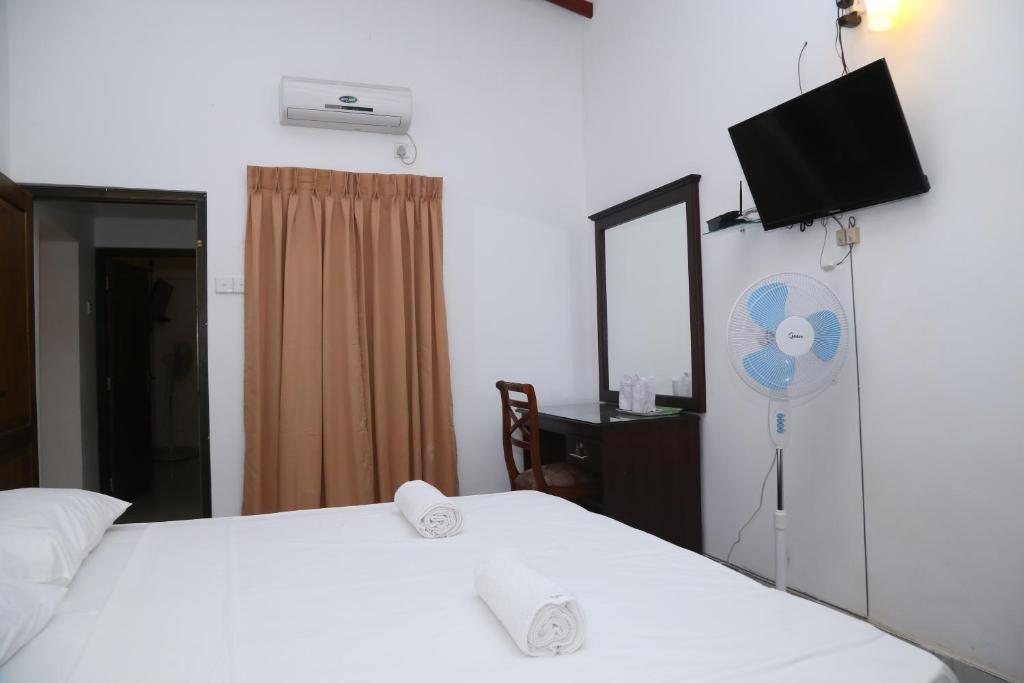 Postel nebo postele na pokoji v ubytování Kandy Moon Hills Hotel