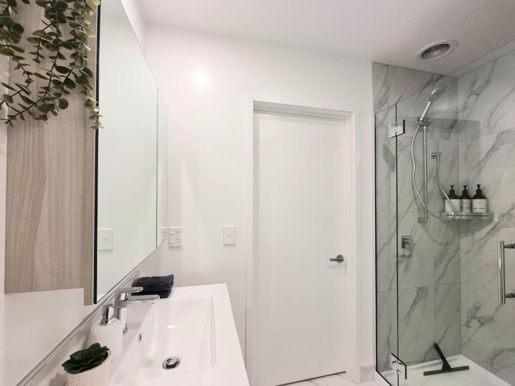 Brand new Central Studio on Wilmer - Resim 7