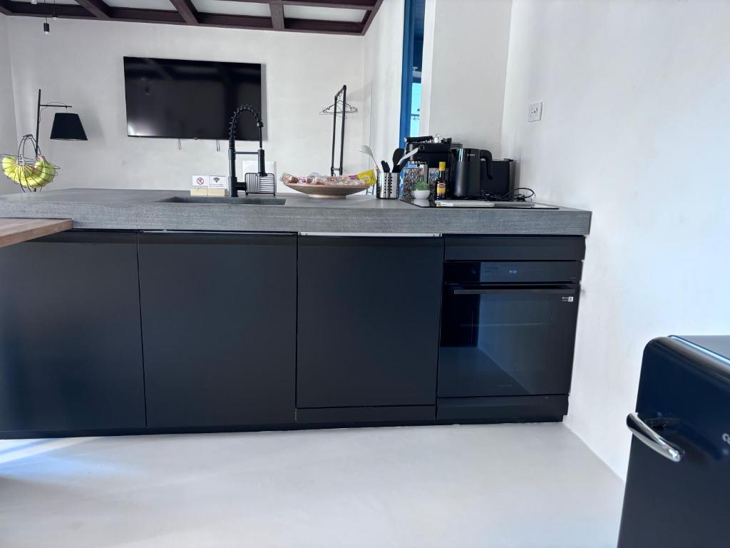 Kuchyň nebo kuchyňský kout v ubytování Aeneas Villa Pool & Jacuzzi al mare Torre Guaceto