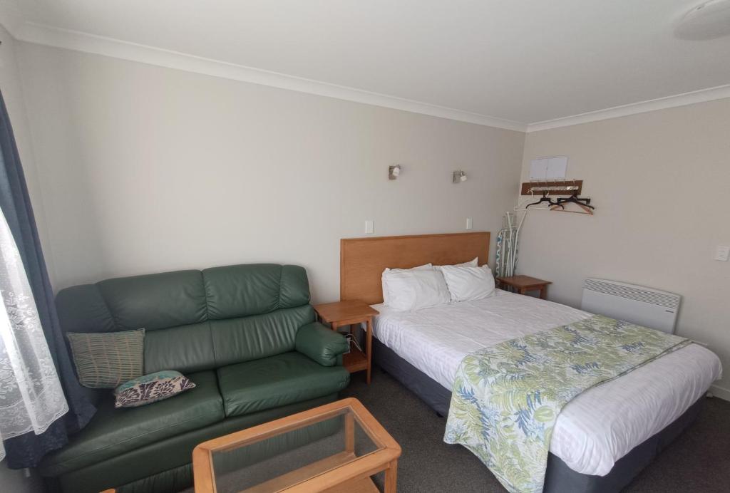 Postel nebo postele na pokoji v ubytování Bayfield Motel and Apartment