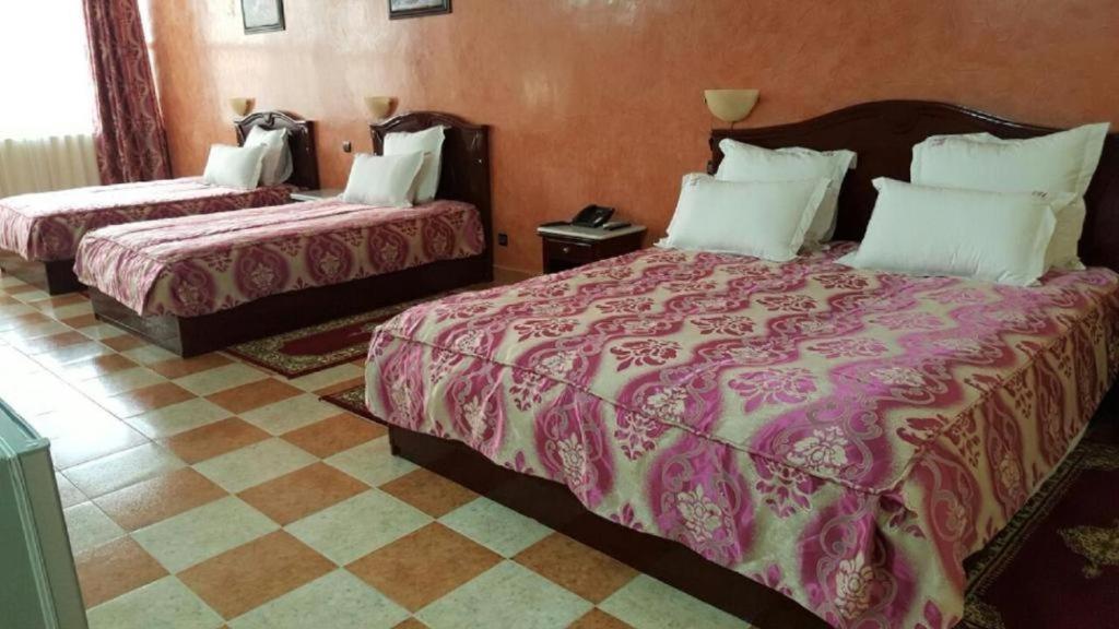 Postel nebo postele na pokoji v ubytování Hôtel Les Ambassadeurs