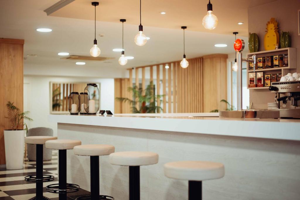 Lounge nebo bar v ubytování Hotel S'Agoita