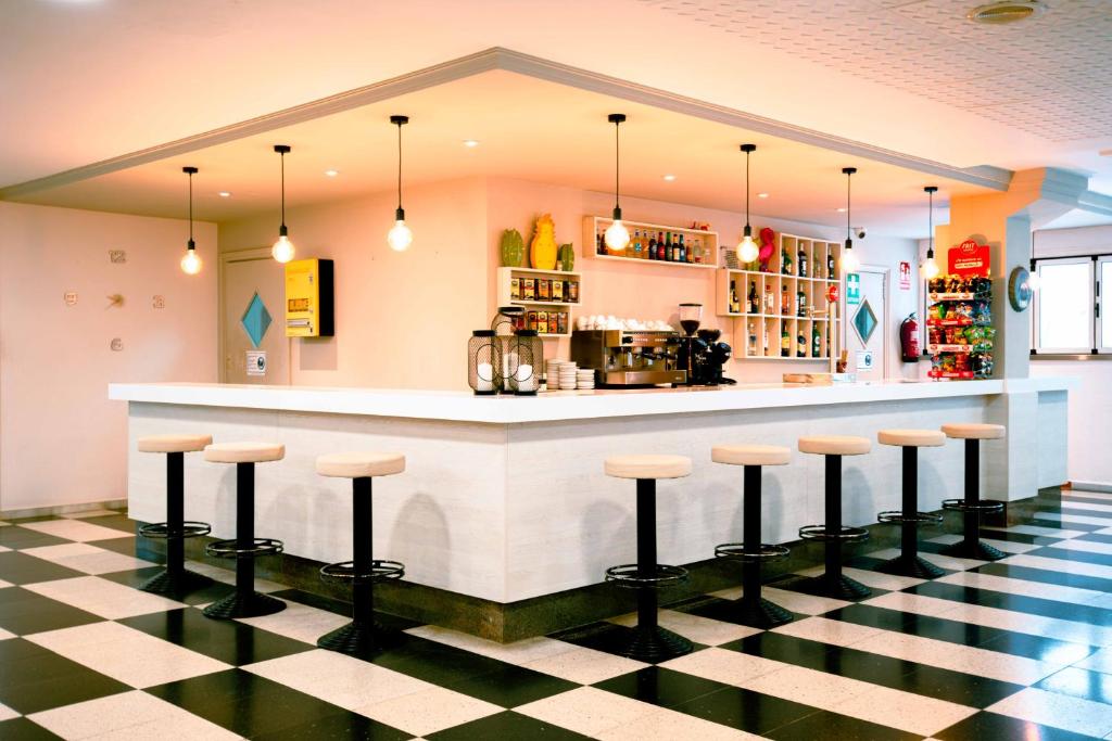 Lounge nebo bar v ubytování Hotel S'Agoita