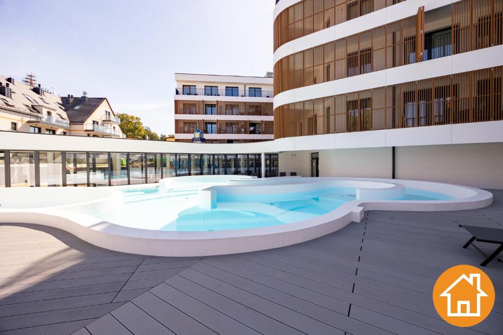 a hot tub in the middle of a building at Apartamenty Baltic Waves - visitopl in Międzyzdroje