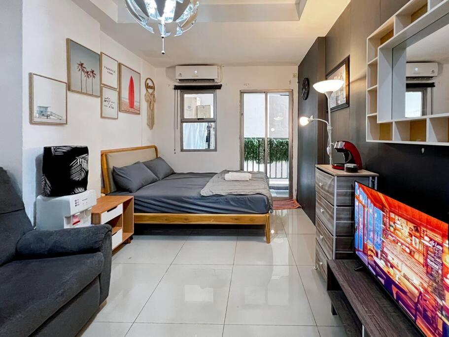 Χώρος καθιστικού στο Cozy and Modern Belmont Apt Studio with Wi-Fi, Netflix and Pool