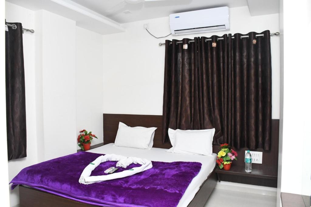 Postel nebo postele na pokoji v ubytování Hotel Sai Shatabdi