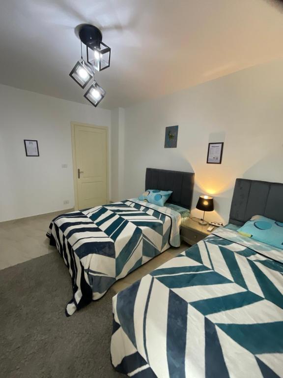 Postel nebo postele na pokoji v ubytování Madinaty B12 Shared Apartment With Private Rooms - One minute from Mall - غرفة خاصة في شقة مشتركة