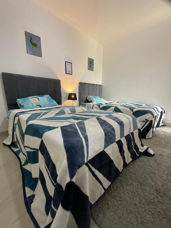Postel nebo postele na pokoji v ubytování Madinaty B12 Shared Apartment With Private Rooms - One minute from Mall - غرفة خاصة في شقة مشتركة