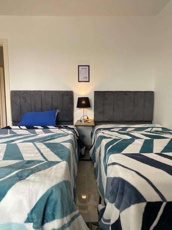 Postel nebo postele na pokoji v ubytování Madinaty B12 Shared Apartment With Private Rooms - One minute from Mall - غرفة خاصة في شقة مشتركة