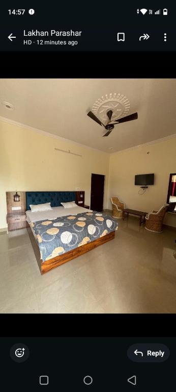 Postel nebo postele na pokoji v ubytování Hotel Divine Palace Pushkar