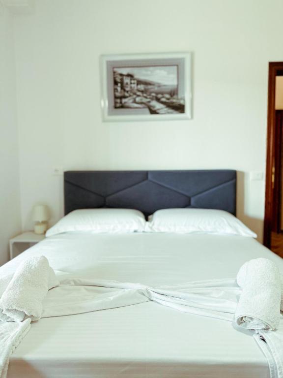 Rúm í herbergi á Vizion Hotel