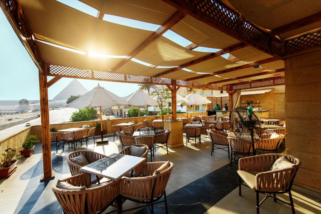 Restaurace v ubytování The Gate Hotel Front Pyramids & Sphinx View