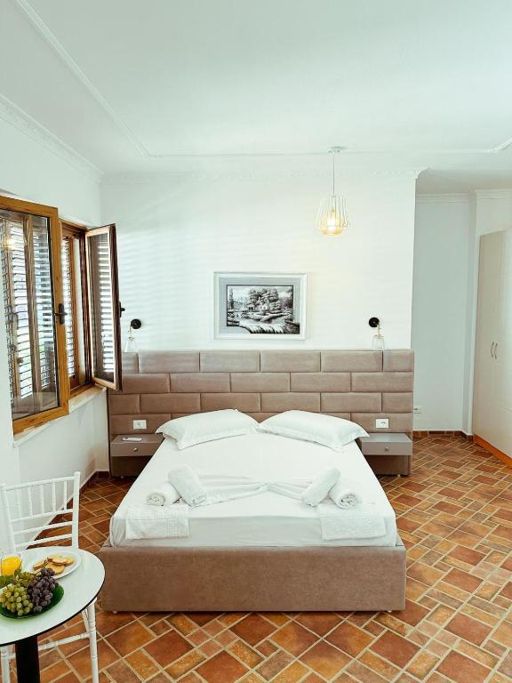 Rúm í herbergi á Vizion Hotel