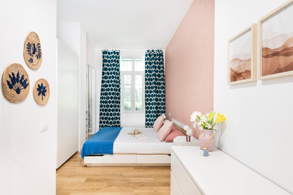 Łóżko lub łóżka w pokoju w obiekcie Easylife - Splendido bilocale immerso nel verde in zona Brera