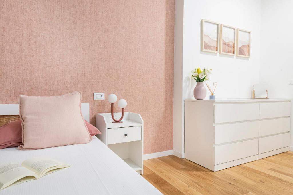Łóżko lub łóżka w pokoju w obiekcie Easylife - Splendido bilocale immerso nel verde in zona Brera