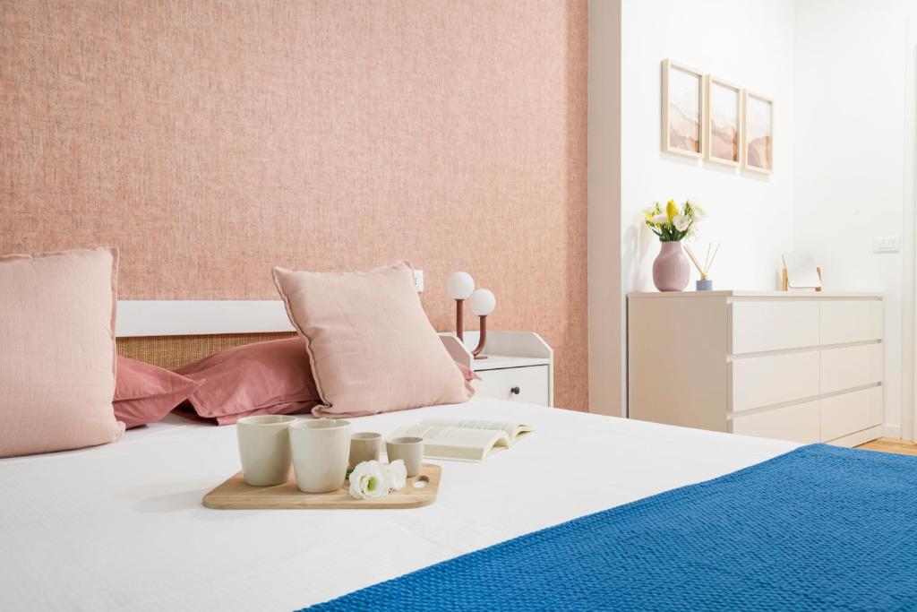 Łóżko lub łóżka w pokoju w obiekcie Easylife - Splendido bilocale immerso nel verde in zona Brera